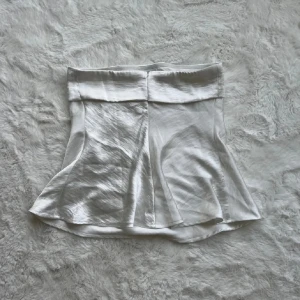 Fest topp - Fin topp till fest. Den är köpt på plick men inga defekter. Lappen är bortklippt men skulle säga att den är S🥰