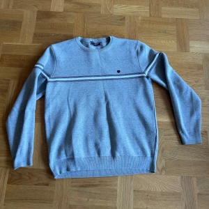 Tjock tröja från AT COMPANY  - En skön och varm tjocktröja perfekt till höst och vinter. Kvalitativt material samt bra passform. 