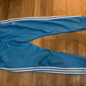 Adidas byxor  - Adidas byxor i jättebra skick, knappt använda. Härlig blå färg storlek Medium 