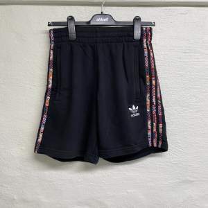 Adidas shorts i storlek S.