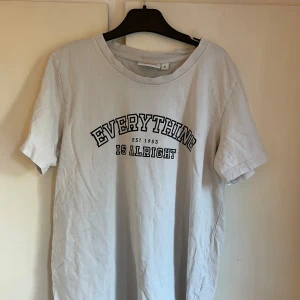 T-shirt med tryck  - T-shirten är ganska gammal men har använt den runt 15 gånger det är inga defekter på den