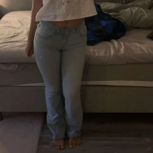 Ljusblå jeans - Säljer mina ljusblåa lågmidjade jeans då dem inte kommer till användning längre. Perfekta för att matcha med en söt topp eller en tjock tröja🩷☺️