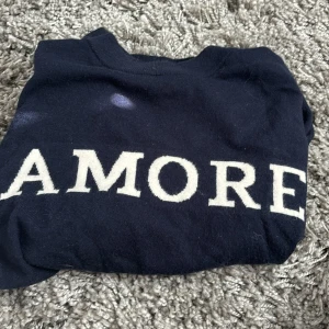 Jättefin amore tröja i stickad form - Nästan aldrig använd, så den är som ny. Inte sliten eller sönder någonstans. 146/152 så jag skulle säga xs/s