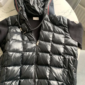 Moncler cardigan  - Det är storlek l men passar även m. Sicket är 8 ingen skada på jackan. Har inget kvitto köpte den av en polare föra året.  Perfekt nu till hösten.