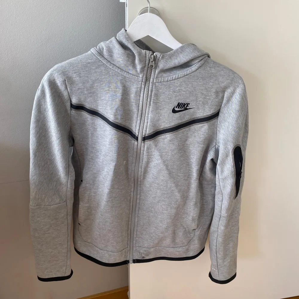 Grå nike tech, helt okej bra skick lite små fläckar på framsidan som knappt syns, köpte för 1250 säljer. Hoodies.