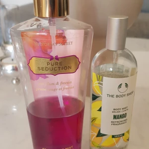 Body mist - *The Body body mist flaskan är 100 ml Ca 75ml kvar se på bild.  *Vicroria Secret body mist 250 ml ca 30 kl kvar se på bild.   Säljes endast ihop för 120kr  Finns att hämta i skänninge  