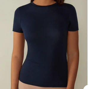 Intimissimi tröja  - Säljer denna blå tshirt från intimissimi. Väldigt bra skick då den endast är använd fåtal gånger. Köpt för 200kr tror jag och jag säljer för 150kr. Hör av er för frågor eller bilder! 💓💗