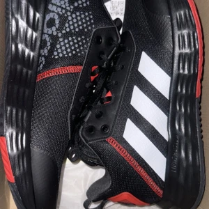 Adidas skor  - Helt nya Adidas skor. Storlek 45 1/3 men passar 45 också. Säljer de pga köpte fel storlek. Boxen och skorna är i helt ny skick.  Priset är 1100kr men går att diskuteras vid snabb affär.  Skriv om ni har frågor. 