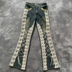 Höstens snyggaste jeans!! - Snygga och unika bootcut jeans! Så najs nu i höst tills både festligare tillfällen eller vardags😍😍! Köpta för 800 kr och bilder är från hon jag köpte av. Skulle säga att spetsen på byxorna är lite mer beiga än vita irl. Skriv för fler bilder😊