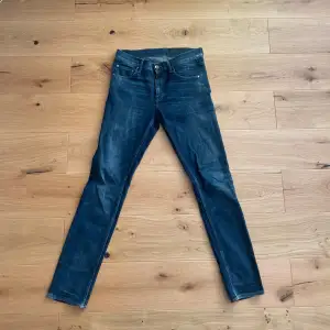 Ett par snygga slum fit jeans från Tiger of Sweden. Färgen är marinblå och storleken är W31 L34