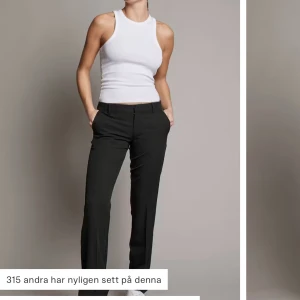 Svarta kostymbyxor - Super snygga byxor från bikbok! 🩷midwaist kostymbyxor storlek 34, Säljer då de är försmå för mig.