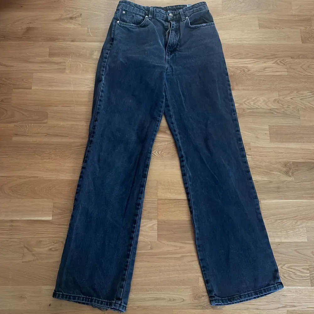 Säljer ett par snygga svarta jeans från Stradivarius. De har en klassisk femficksdesign med dragkedja och knapp framtill. Jeansen är i en straight fit och passar perfekt för en avslappnad stil. De är i bra skick och redo för en ny ägare!. Jeans & Byxor.