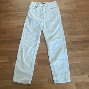 Beige manchesterbyxor från Gina Tricot - Säljer ett par snygga beige manchesterbyxor från Gina Tricot. De är i storlek 36 och har en klassisk design med knapp och dragkedja framtill. Perfekta för höst och vinter med sin mjuka och varma känsla. Byxorna har en rak passform och är superbekväma att ha på sig. Passar både till vardags och lite mer uppklädda tillfällen!