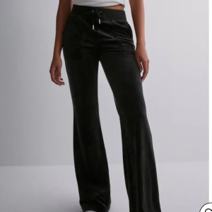 Juicy byxor  - Svart juicy byxor, endast använd två gånger, väldigt bekväma speciellt under vintern och de ser helt nya ut.