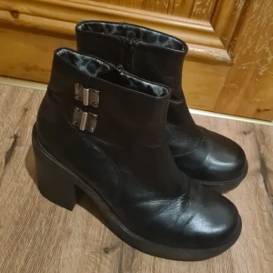 Vagabond klack stövlar - Nästan nyskick! Vackra näst intill felfria vagabond leather boots med coola gångjärn detaljer! Perfekta nu inför hösten och när vintern närmar sig! Skriv gärna om du har frågor eller vill ha billigare frakt/diskutera priset!