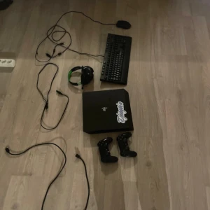 Playstation 4 pro med tillbehör. - 1 st playstation, 2 st kontroller, 1 st tangentbord, 1 st spelmus, 1 st hörlurar. 1 st kontroll laddare.  Allt funkar som de ska!