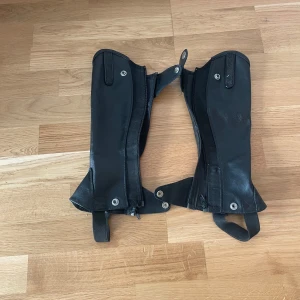 Shortchaps - Knappt använda shortchaps storlek 11-13år med diamant stenar på sidan. Lite defekter på stenarna se bild 4 och 5 men inget som stör