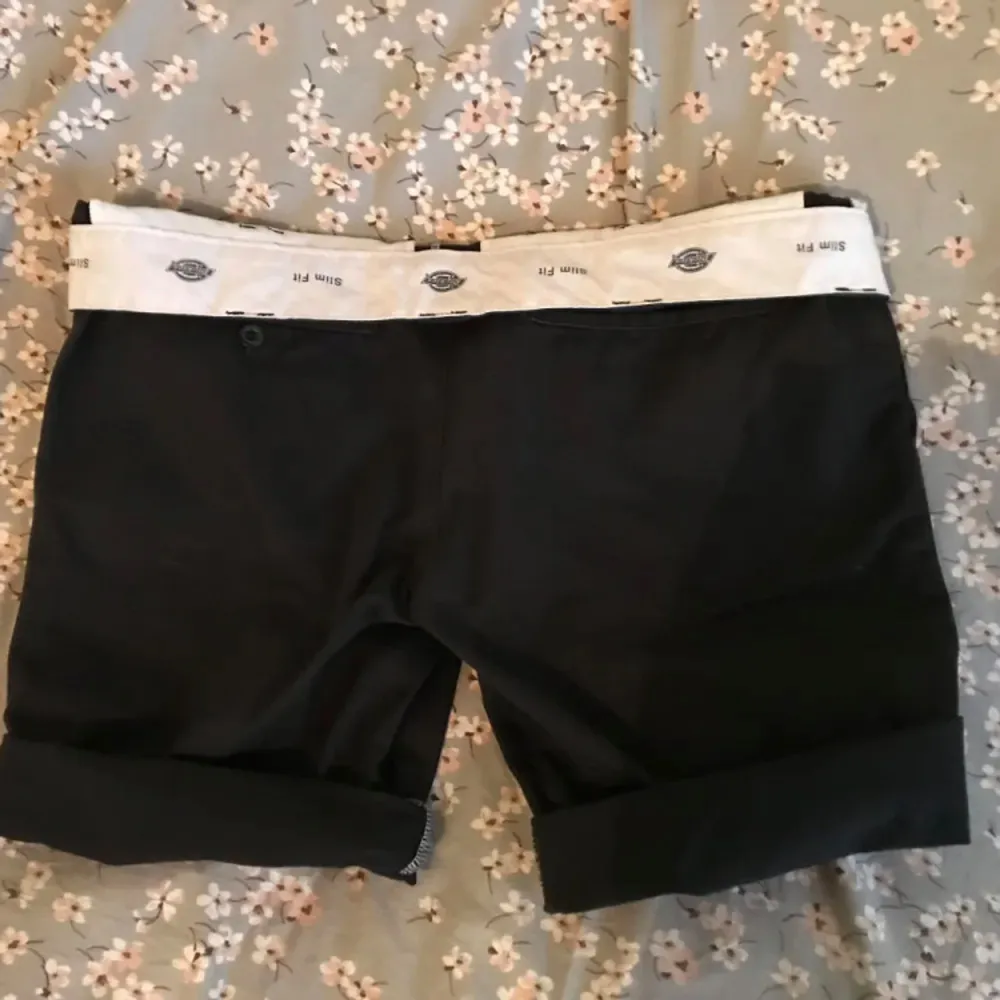 Superfina shorts från dickies som sitter lågmidjat, bra skick utan defekter. Tveka inte att ställa frågor elr lämna prisförslag☺️. Shorts.