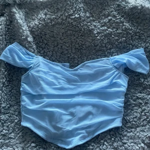 Blå topp - En blå topp som var tänkte till en fest men levererades för sent, endast provad. Jätte gullig🥰