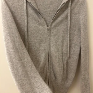 Soft goat  - Jätte fin kaschmir kofta, använd fåtal gånger därför i väldigt bra skick.