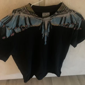 Marcelo Burlon T Shirt - Storlek S Möts i Helsingborg 