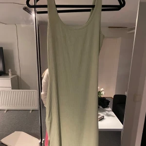 Grön klänning - Säljer denna klänning då den aldrig är använd💗 väldigt strechig så passar de flesta storlekarna 