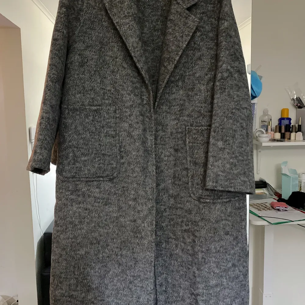 Woollen coat for winter with long woollen hair to keep warm and easy to go with all colours . Length from should to end : 108cm I’m about 158/159cm so reaches my calf Colour:gris/black Size M. Jackor.