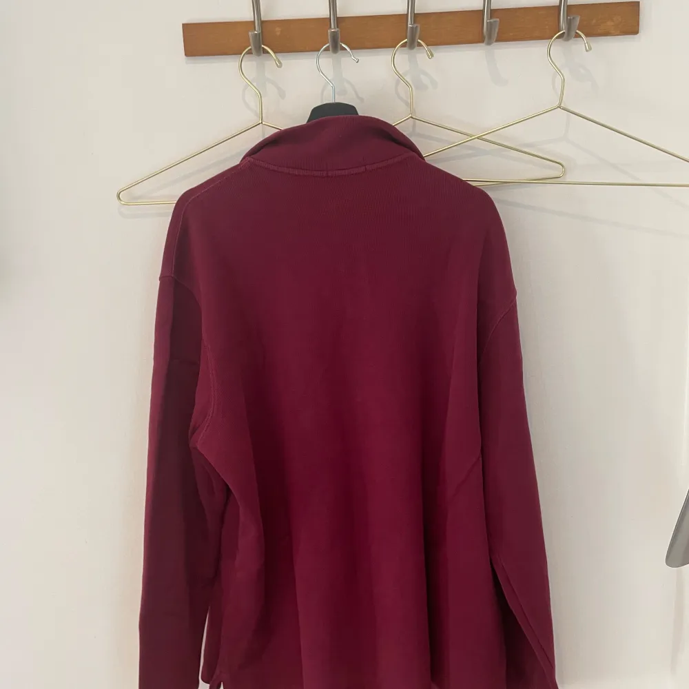 Säljer denna Ralph lauren 1/4 zip i mycket bra skick, nästan aldrig använd. Säljer på grund av att den är lite för stor för mig. Pris kan diskutera, och såklart är den 100% äkta. Passar även L i stolekena.. Hoodies.