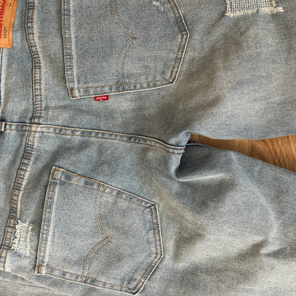 Införskaffades för 1099kr för drygt en månad sen men märkte direkt att dom var alldeles för långa därmed har dom knappast används. Storlek 16a= 176cm . Jeans & Byxor.