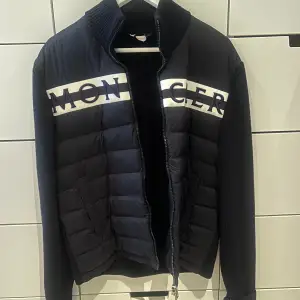 Moncler jacka, ordinarie pris ca 9000kr, skriv för fler bilder, sista bilden är qr koden som sitter inuti jackan 