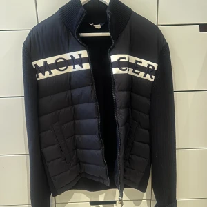 Moncler jacka  - Moncler jacka, ordinarie pris ca 9000kr, skriv för fler bilder, sista bilden är qr koden som sitter inuti jackan 