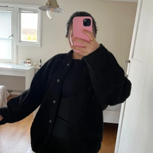 Höst jacka - Jättefin och skön höstjacka ”bomberjacka” från Boohoo, väldigt ny och knappt använd, väldigt snygg och varm. Skriv för fler bilder. Storlek 36 passar S/M 
