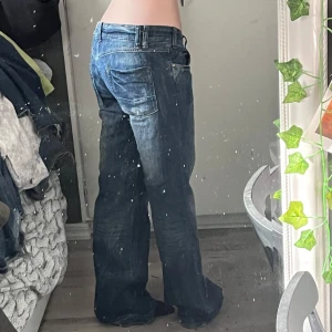 Låga jeans - Vintage jeans från Stradivarius! Står ingen storlek men skulle upsskatta dom till M ungefär, dom är för långa på mig som är 169! Midjemått: 44 cm rakt över Inerbenslängd: 87 cm