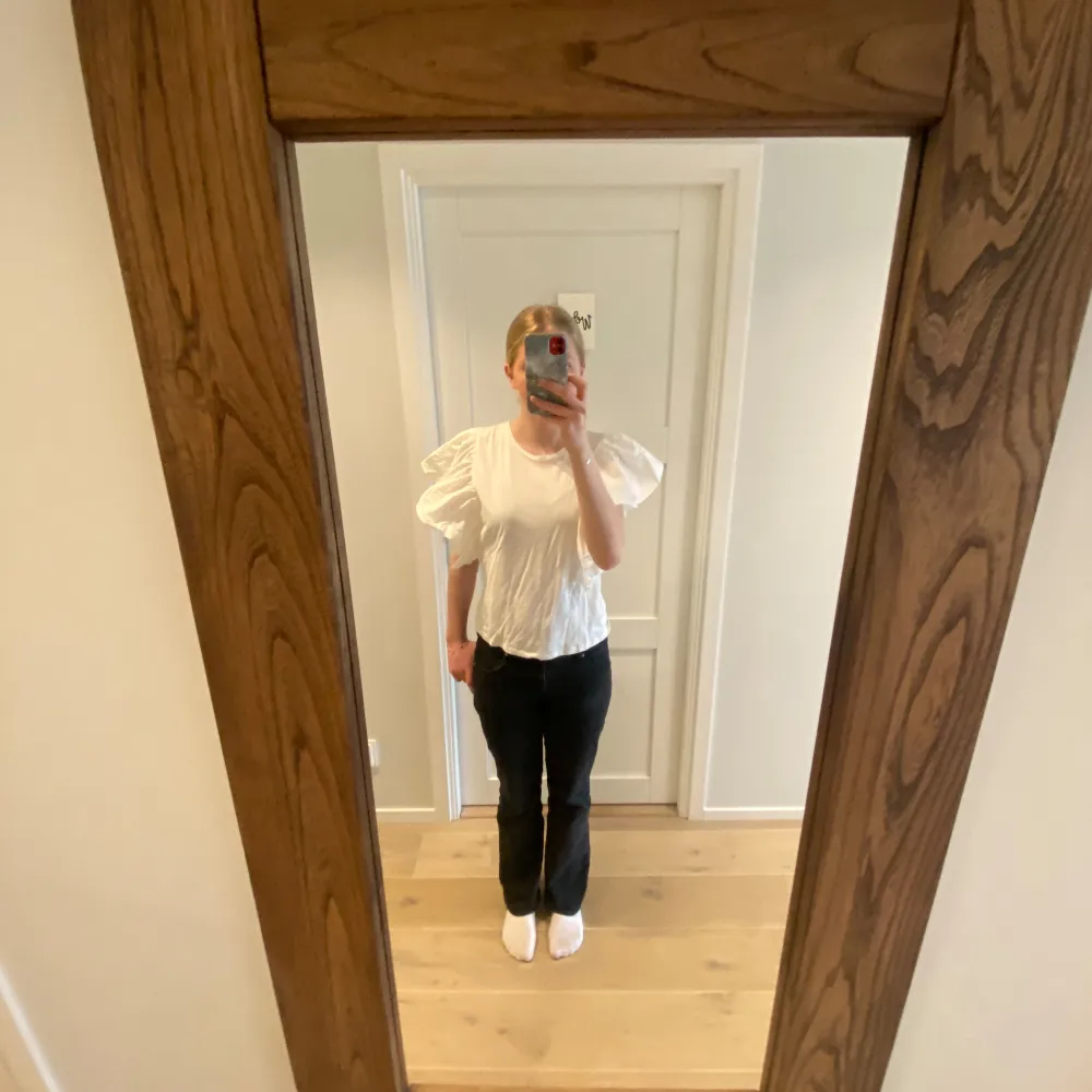 Säljer en superfin vit blus från Zara i storlek M. Den har puffiga kortärmar som ger en romantisk touch och är perfekt för både vardag och fest. Materialet är mjukt och bekvämt, vilket gör den lätt att bära hela dagen. Passar perfekt till jeans eller kjol för en chic look!. Yläosat.