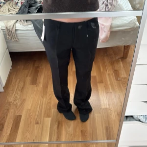 Svarta lågmidjade byxor från Nelly - (Spegeln är smutsig, inte byxan) Säljer ett par snygga straight leg kostymbyxor från Nelly, i storlek 38. Byxorna är i nyskick så dem är oanvända. Jag är 173 cm lång och dem är för långa för mig. Säljer då storleken inte passade mig. Nypris:499❤️