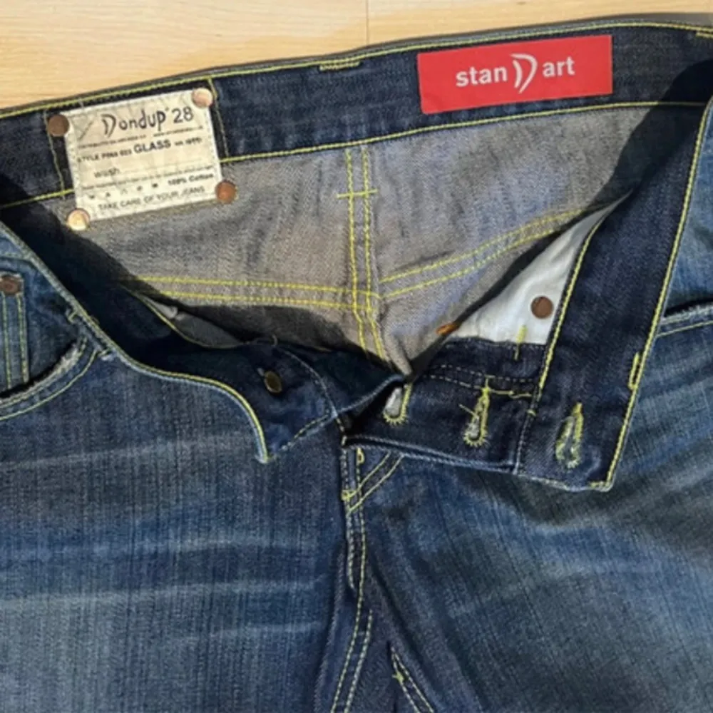 Säljer dessa sjukt feta Dondup jeans men fabriksslitningar. Storlek 28, borde passa någon runt 170 ish. Slim fit. Mycket gott skick utan defekter. Hör av er vid frågor! Mått kan skickas.. Jeans & Byxor.