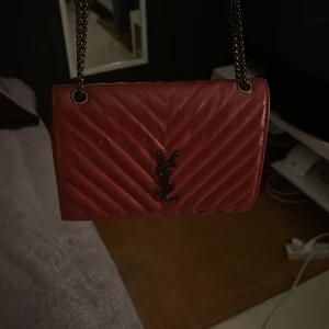 Ysl väska  - Säker min väska då den inte kommer till användning mer , okej skick jätte fin!