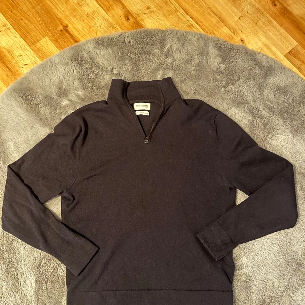 | Säljer nu en tvärfet half zip | Märke: These glory days | Skick: 10/10 | Material: 100% merinoull | Kan gå ner i pris vid snabb affär |. Tröjor & Koftor.