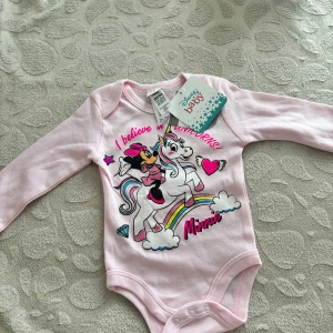 Body  - Helt ny med ettiket Disney body för flicka. 