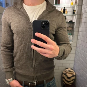 Bläck Marinoull tröja - Extremt skön tröja med dubbelzip från Bläck, den är i merinoull. Perfekta tröjan för hösten och vintern!