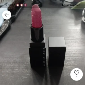 Rosa läppstift från Make Up Store - Säljer ett snyggt rosa läppstift från Make Up Store. Läppstiftet har en elegant fyrkantig hylsa och en djärv rosa nyans som passar perfekt för både vardag och fest. Det är knappt använt och i toppskick. Perfekt för att ge dina läppar en färgklick! 💄