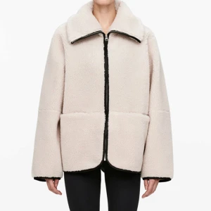 Arket teddyjacka  - Säljer denna snygga och populära teddyjacka från arket. Köpt nyligen och använd endast 1-3 gånger. Säljer då jag kanske vill köpa en annan färg🤍