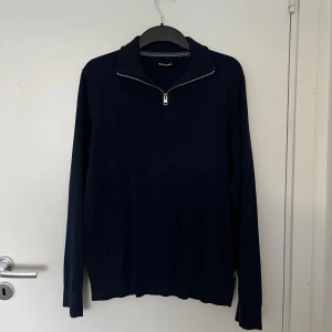 Jack and Jones half zip - Jack & Jones half zip Passform: man Färg: marinblå Storlek: S Pris: 200kr