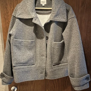 Grå kappa - Säljer denna gråa kappa från Gina Tricot i storlek 38/M!💥