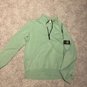 Stone island tröja - Stone island half sip  Storlek 158/164 Använd försiktigt och få gånger