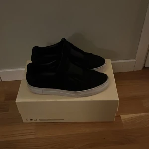 Axel Arigato skor - Axel Arigato skor skick 8/10 lite använda men inte speciellt mycket alls box finns med nypris 2500kr