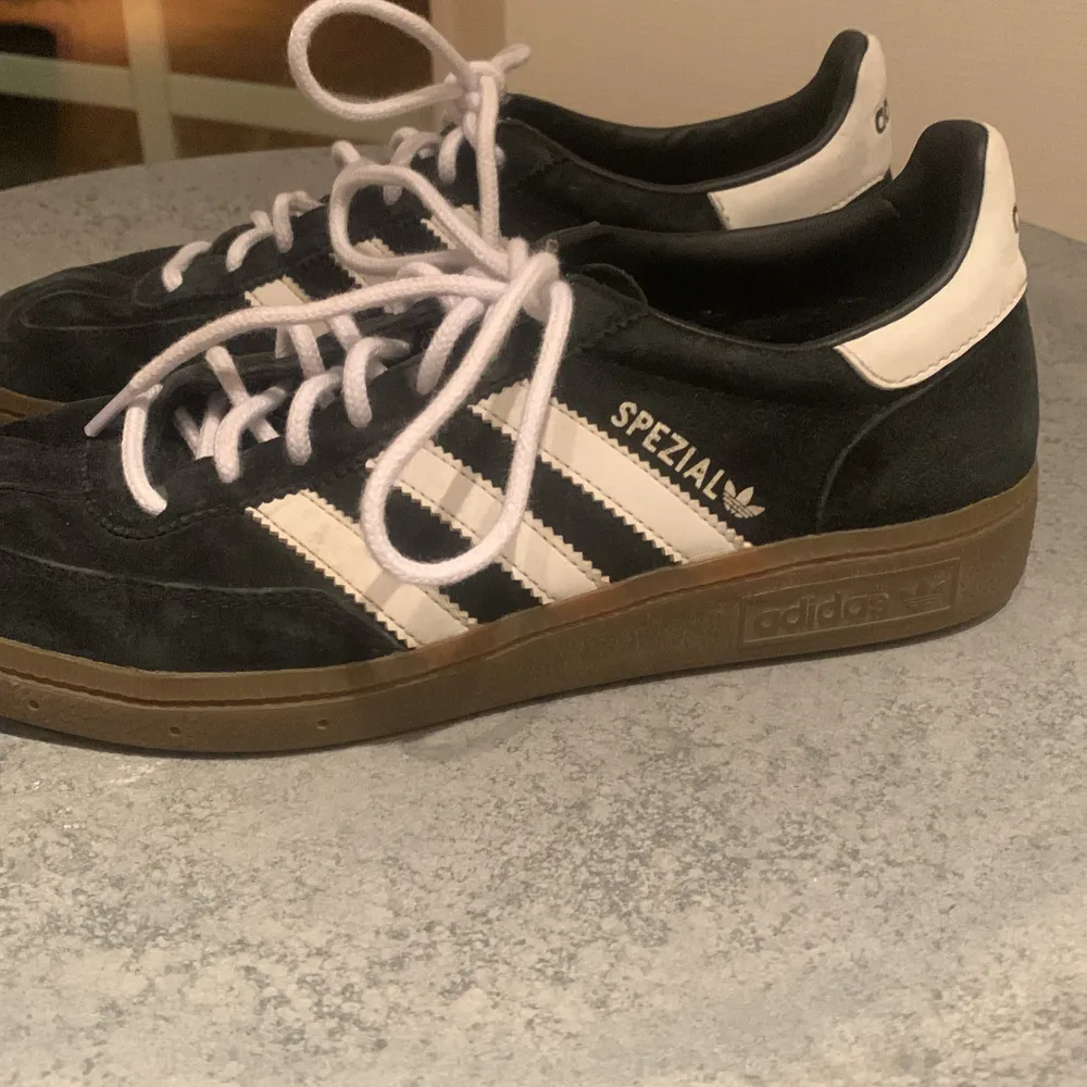 Super snygga retro skor från adidas. Bra skick och säljer på grund av att de knappt använda längre. Ny pris runt 1000kr. Skor.