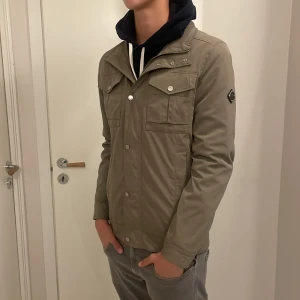 J.Lindberg Fieldjacka  - ‼️Intresekoll‼️Hej vill igentligen inte sälja denna sjukt feta J.Lindberg bailey Field jacka men om budet är tillräckligt bra så är den din ✅🤝 Passar bra på mig som är 185 cm 😊