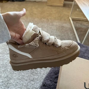 Ugg Lowmel - Oanvända uggs som jag köpte förra vintern i usa. Jag har inte kvar skolådan då jag behövde få ner dom u min resväska.  De är i storlek us 7 vilket motsvarar storlek 38 ungefär.  Jätte varma och jätte sköna!