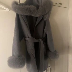 Kappa - Fur Stockholm kappa i storlek M men passar även som S. Avtagbar päls på både armar och luva. Har andvänt 2gånger, i nytt skick. Köparen står för frakt🥰